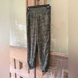 Athleta Women Green Camouflage Joggers